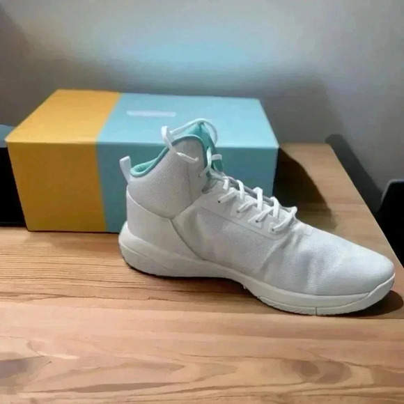 Moolah Kicks Women's  New W Tags Size 5 White Moolah Phantom 1 Basketball shoe - Picture 1 of 6